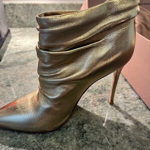 Gianvito Rossi size 38.5 (8.5) gold booties